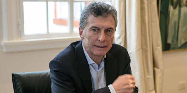 Mauricio Macri am Schreibtisch vor einem Fenster Mauricio Macri am Schreibtisch vor einem Fenster