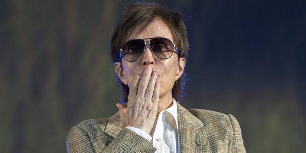 Michael Cimino hält die Hand vor den Mund