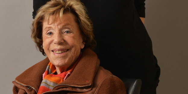 Benoite Groult, eine ältere Frau mit hellbraunen Haaren und brauner Jacke lächelt Benoite Groult, eine ältere Frau mit hellbraunen Haaren und brauner Jacke lächelt