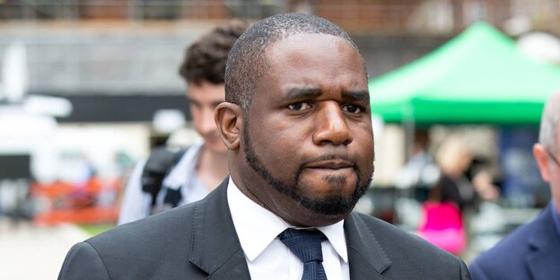 David Lammy steht auf einem Marktplatz David Lammy steht auf einem Marktplatz