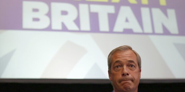 Nigel Farage vor dem Schriftzug "Britain" Nigel Farage vor dem Schriftzug "Britain"