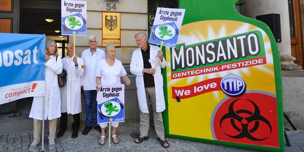 Ärzte halten Schilder hoch gegen Glyphosat Ärzte halten Schilder hoch gegen Glyphosat