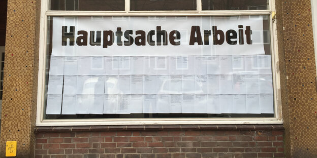 Fenster mit Papier zugeklebt, darauf in großer Schrift: „Hauptsache Arbeit“ Fenster mit Papier zugeklebt, darauf in großer Schrift: „Hauptsache Arbeit“
