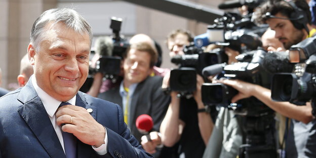 Viktor Orban vor Fernsehkameras Viktor Orban vor Fernsehkameras