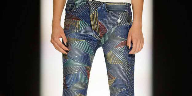 Ein Model präsentiert eine Jeans auf dem Laufsteg Ein Model präsentiert eine Jeans auf dem Laufsteg