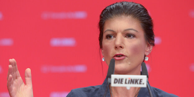 Sahra Wagenknecht spricht in ein Mikrofon Sahra Wagenknecht spricht in ein Mikrofon