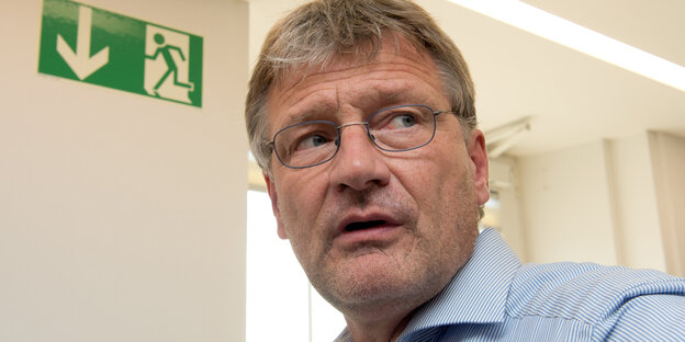 AfD-Politiker Jörg Meuthen vor einem Notausgangsschild AfD-Politiker Jörg Meuthen vor einem Notausgangsschild