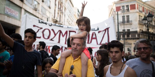 Menschen auf einer Demonstration in Athen Menschen auf einer Demonstration in Athen