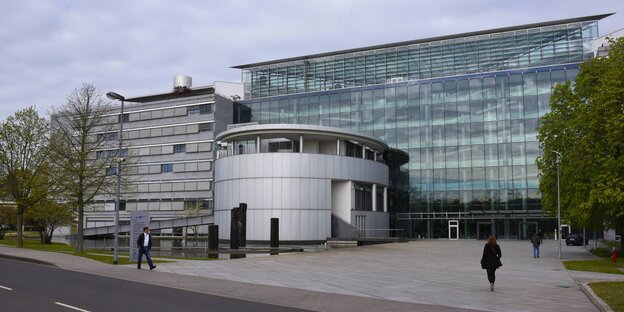 Ein Bürogebäude mit Glasfassade Ein Bürogebäude mit Glasfassade