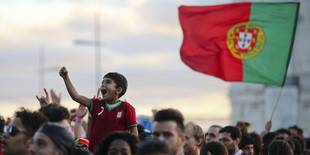 Portugiesische Fans beim Public Viewing in Lissabon Portugiesische Fans beim Public Viewing in Lissabon