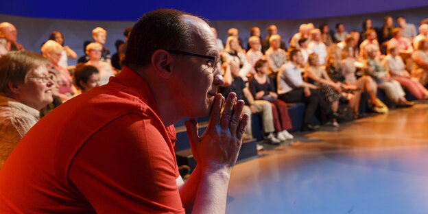 Steffen Bothe beobachtet die Sendung "Thadeusz und die Beobachter" Steffen Bothe beobachtet die Sendung "Thadeusz und die Beobachter"