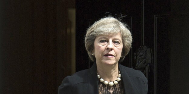 Theresa May schaut in die Kamera Theresa May schaut in die Kamera