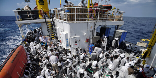 Viele Menschen sitzen auf einem Schiff Viele Menschen sitzen auf einem Schiff