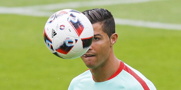 Ein Ball verdeckt die Hälfte von Ronaldos Gesicht Ein Ball verdeckt die Hälfte von Ronaldos Gesicht