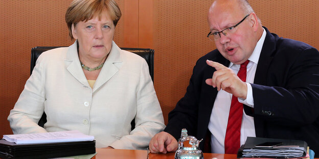 Kanzlerin Merkel und Kanzleramtschef Altmaier sitzen nebeneinander Kanzlerin Merkel und Kanzleramtschef Altmaier sitzen nebeneinander