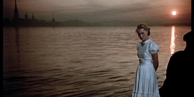 Frau im Kleid steht am Wasser, Frau im Kleid steht am Wasser,