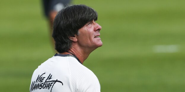 Jogi Löw blickt nach oben