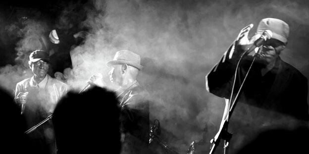 Schwarz-Weß-Fotos von Musikern auf der Bühne Schwarz-Weß-Fotos von Musikern auf der Bühne