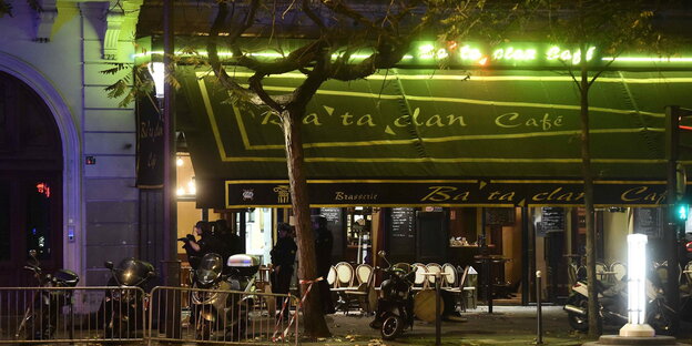 Das beleuchtete Café Bataclan von außen besehen Das beleuchtete Café Bataclan von außen besehen