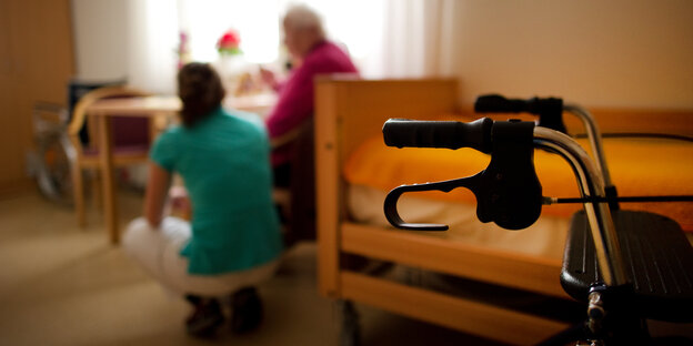 Eine Ergotherapeutin unterhält sich mit einer an Demenz erkrankten Patientin Eine Ergotherapeutin unterhält sich mit einer an Demenz erkrankten Patientin