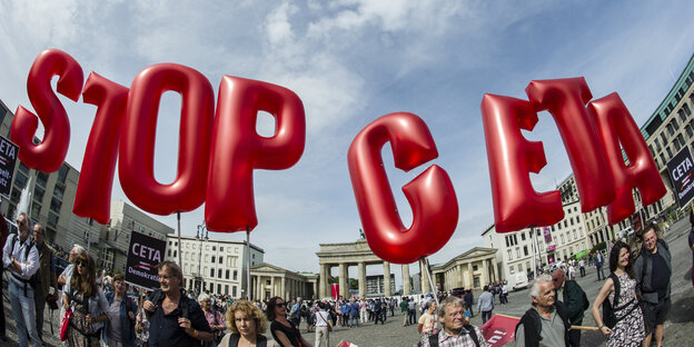 Rote Ballons bilden die Worte Stop Ceta Rote Ballons bilden die Worte Stop Ceta