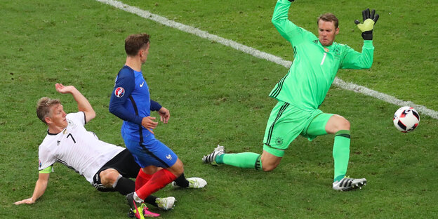 Griezmann schießt ein Tor, Neuer und Schweinsteiger versuchen, es zu verhindern Griezmann schießt ein Tor, Neuer und Schweinsteiger versuchen, es zu verhindern