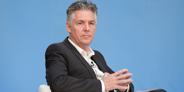 Professor Ruud Koopmans sitzt auf einem Sessel Professor Ruud Koopmans sitzt auf einem Sessel
