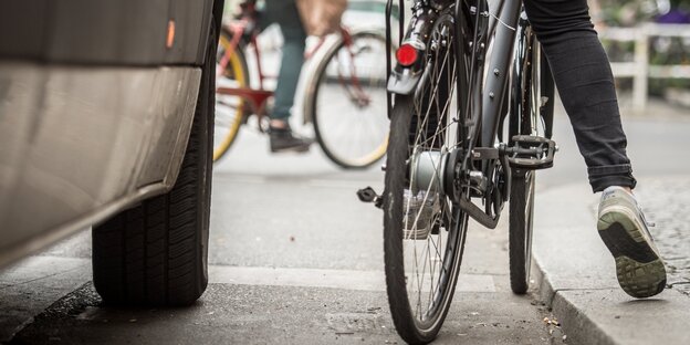 RadlerIn neben Auto RadlerIn neben Auto