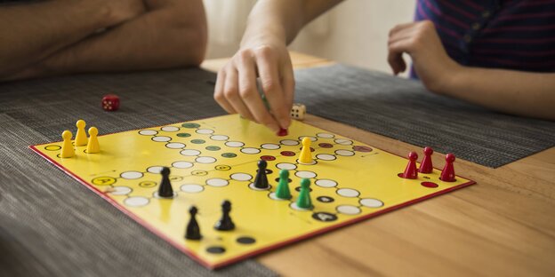 Spielfeld von Mensch ärgere Dich nicht mit Spielfiguren drauf Spielfeld von Mensch ärgere Dich nicht mit Spielfiguren drauf