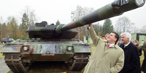 Sigmar Gabriel hält die Hand an das Kanonenrohr eines Panzers Sigmar Gabriel hält die Hand an das Kanonenrohr eines Panzers