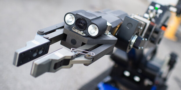 Ein Roboter mit Greifarmen Ein Roboter mit Greifarmen