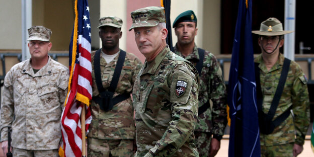 Eine Gruppe US-Soldaten mit einer US-Flagge Eine Gruppe US-Soldaten mit einer US-Flagge