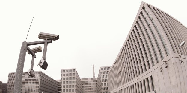 BND-Gebäude in Berlin mit Überwachungskameras BND-Gebäude in Berlin mit Überwachungskameras