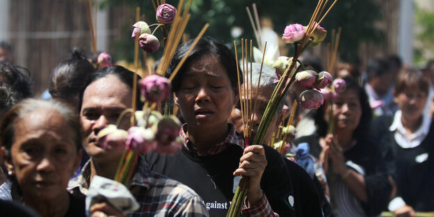 Ein Zug trauernder Menschen auf den Straßen Phnom Penhs