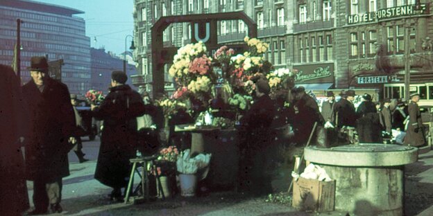 An der U-Bahnstation Potsdamer Platz verkaufen Menschen Blumen, andere laufen vorbei An der U-Bahnstation Potsdamer Platz verkaufen Menschen Blumen, andere laufen vorbei