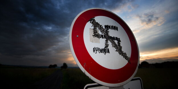 Auf ein „Durchfahrt verboten“-Schild in Sachsen wurde ein durchgestrichenes Hakenkreuz gemalt Auf ein „Durchfahrt verboten“-Schild in Sachsen wurde ein durchgestrichenes Hakenkreuz gemalt