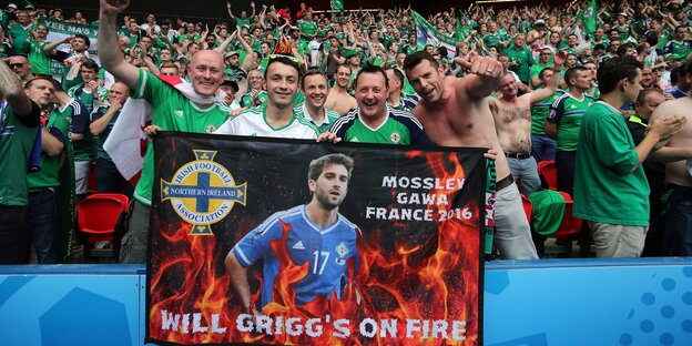 Nordirische Fans halten eine Will-Griggs-Fahne Nordirische Fans halten eine Will-Griggs-Fahne
