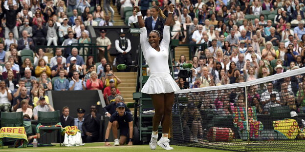 Serena Williams reckt nach ihrem gewonnenen Wimbledon-Halbfinale ihre Faust in die Luft Serena Williams reckt nach ihrem gewonnenen Wimbledon-Halbfinale ihre Faust in die Luft