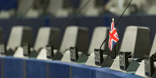 Eine eintige britische Flagge steckt an einem Sitz im leeren EU-Parlament in Straßburg Eine eintige britische Flagge steckt an einem Sitz im leeren EU-Parlament in Straßburg