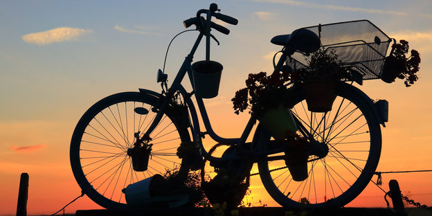 Ein Fahrrad in der Dämmerung Ein Fahrrad in der Dämmerung