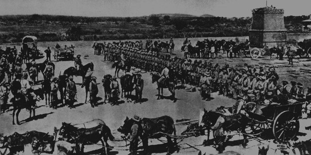 Schwarz-weiß-Foto deutscher Truppen jener Zeit Schwarz-weiß-Foto deutscher Truppen jener Zeit