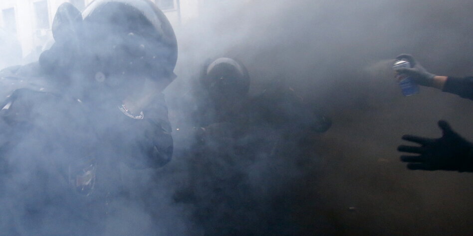 uns präsidentenbüro nicht nur die sicherheitskräfte sprühten tränengas demonstranten und polizisten am sonntag vor dem präsidentenbüro in kiew bild dpa massenproteste der ukraine blendgranaten gegen uns präsidentenbüro nicht nur die sicherheitskräfte sprühten tränengas demonstranten und polizisten am sonntag vor dem präsidentenbüro in kiew bild dpa massenproteste der ukraine blendgranaten gegen