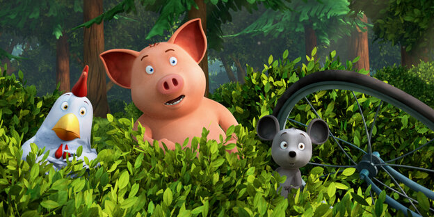 Ein Hahn, Schweinchen und Maus gucken überrascht aus einer Hecke Ein Hahn, Schweinchen und Maus gucken überrascht aus einer Hecke