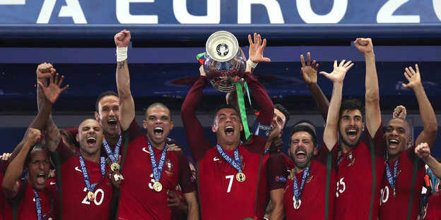 Die portugiesische Mannschaft bei der Siegerehrung Die portugiesische Mannschaft bei der Siegerehrung