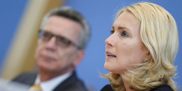 Manuela Schwesig im Profil, im Hintergrund Thomas de Maizière Manuela Schwesig im Profil, im Hintergrund Thomas de Maizière