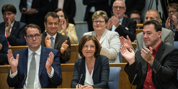 Abgeordnete klatschen Beifall für Malu Dreyer Abgeordnete klatschen Beifall für Malu Dreyer