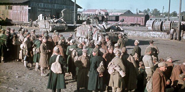 Gefangene Soldaten und deutsche Panzer Gefangene Soldaten und deutsche Panzer