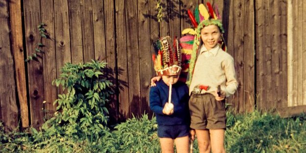 Zwei Jungen im Indianerkostüm Zwei Jungen im Indianerkostüm