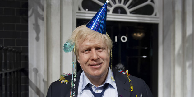 Boris Johnson mit Partyhütchen und Girlanden Boris Johnson mit Partyhütchen und Girlanden