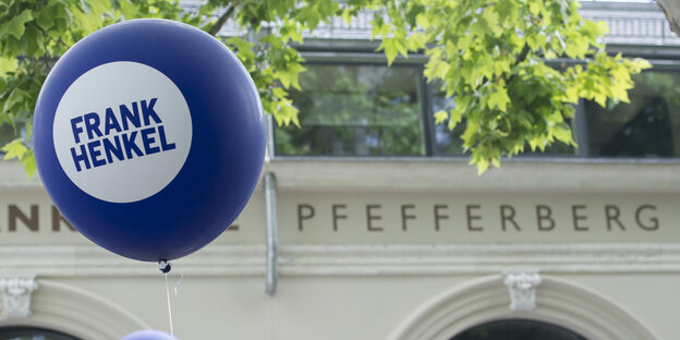 Ein blauer Luftballon, darauf steht „Frank Henkel“ Ein blauer Luftballon, darauf steht „Frank Henkel“
